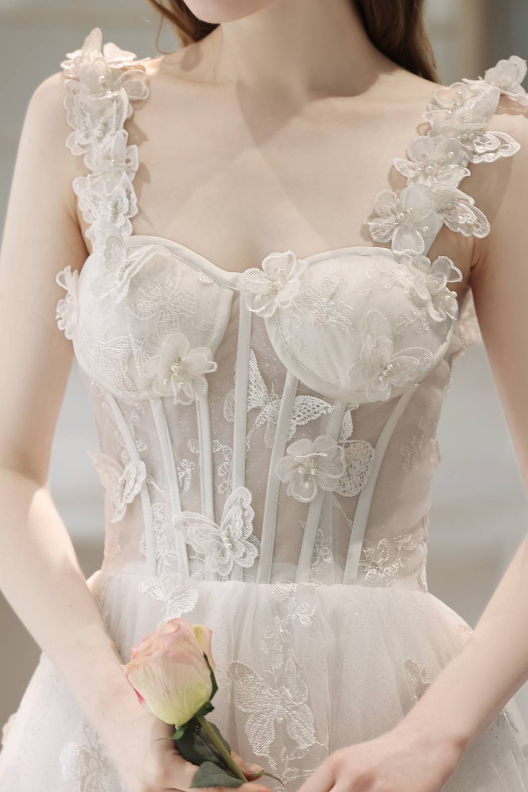 Robe longue corset évasée blanche à fleurs 3D
