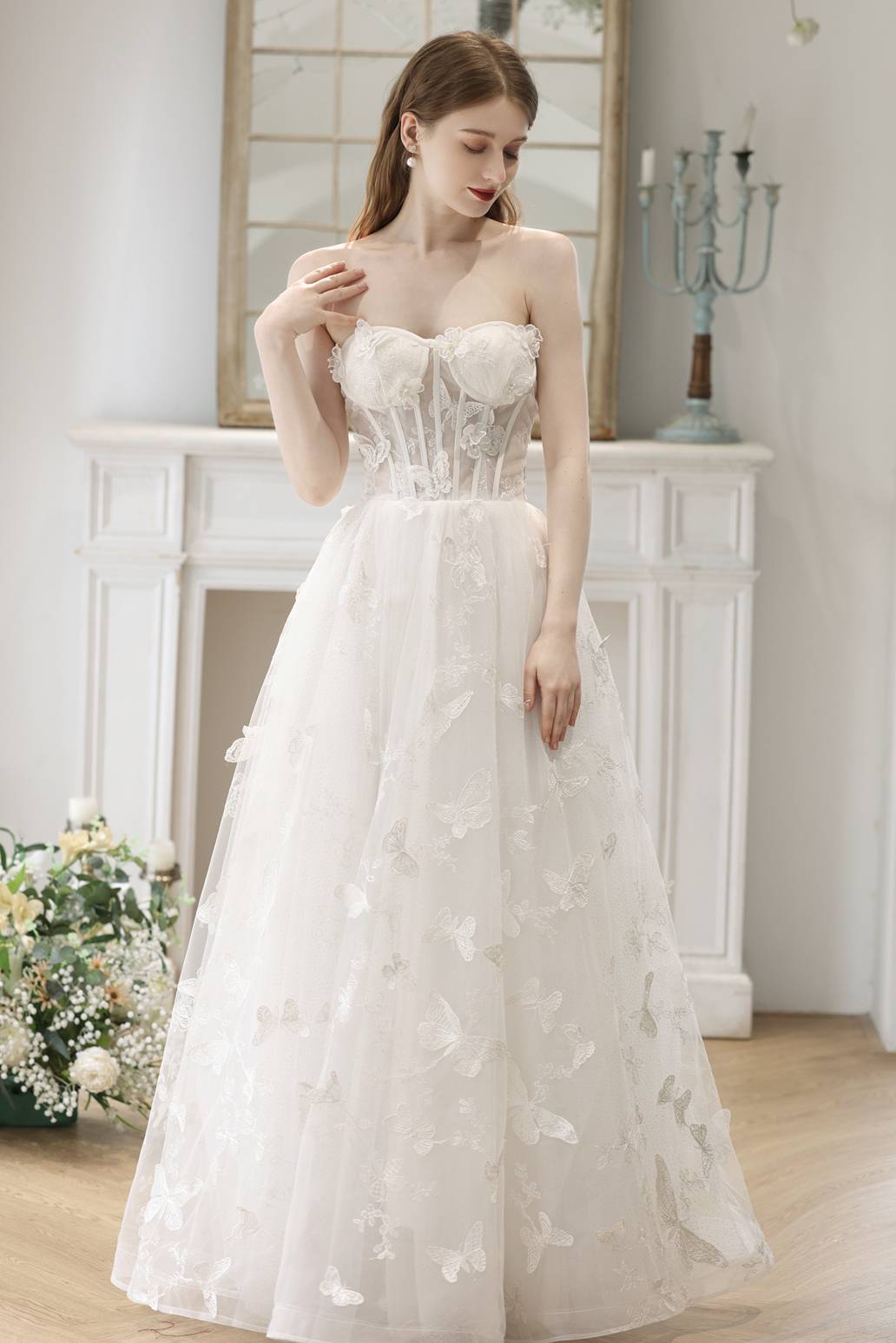 Robe longue corset évasée blanche à fleurs 3D