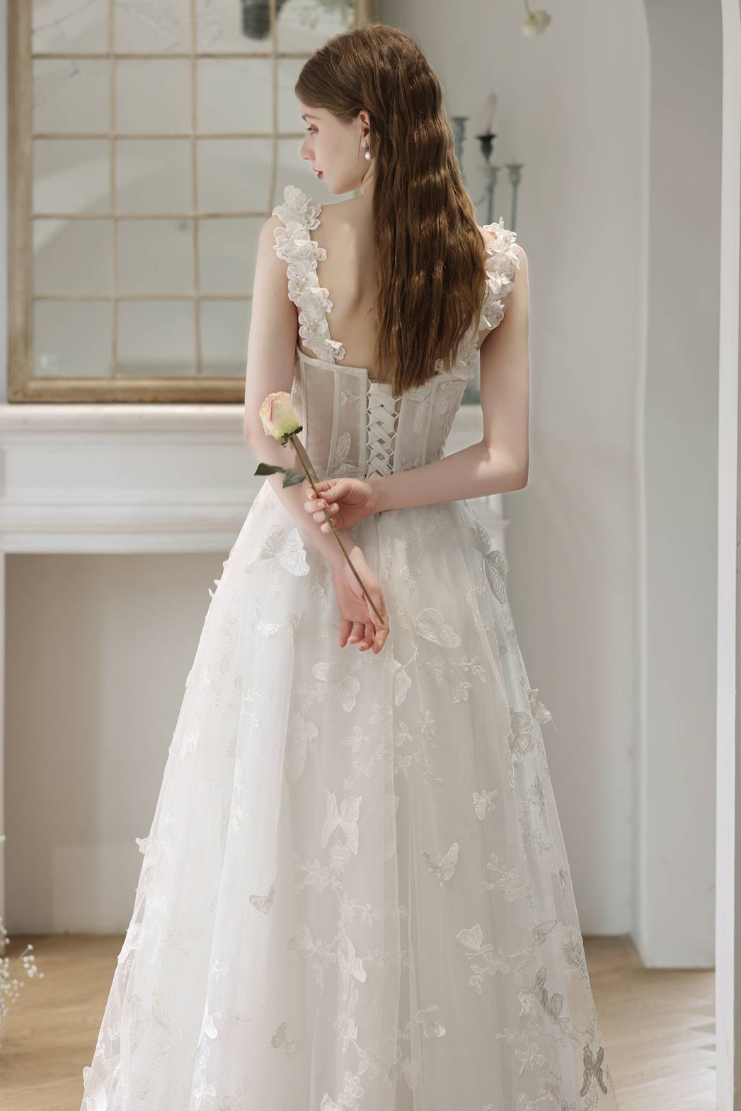 Robe longue corset évasée blanche à fleurs 3D