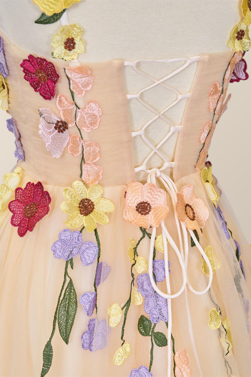 Robe courte en tulle champagne orné de fleurs 3D